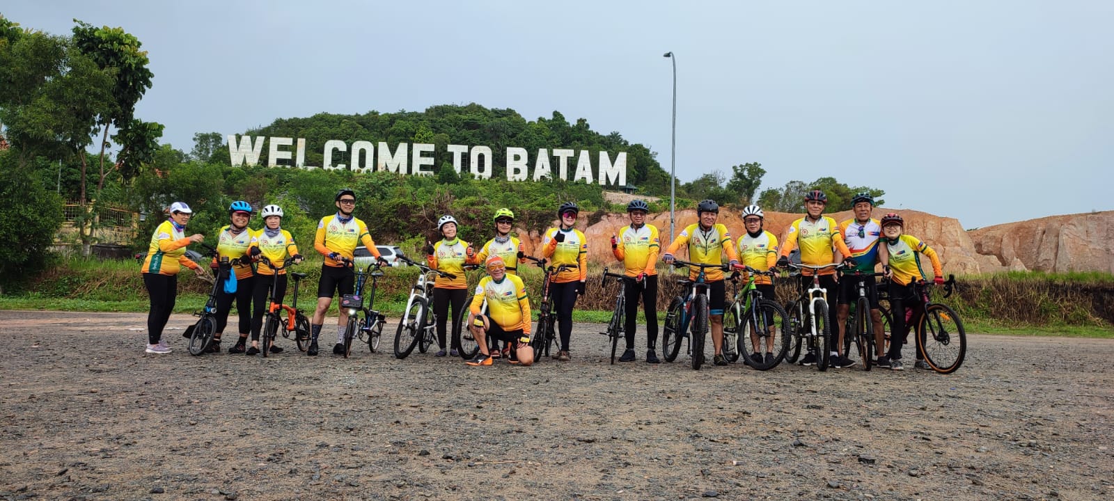 AGELESS BICYCLIST SINGAPURA GOWES KELILING BATAM SAMBIL BAKSOS