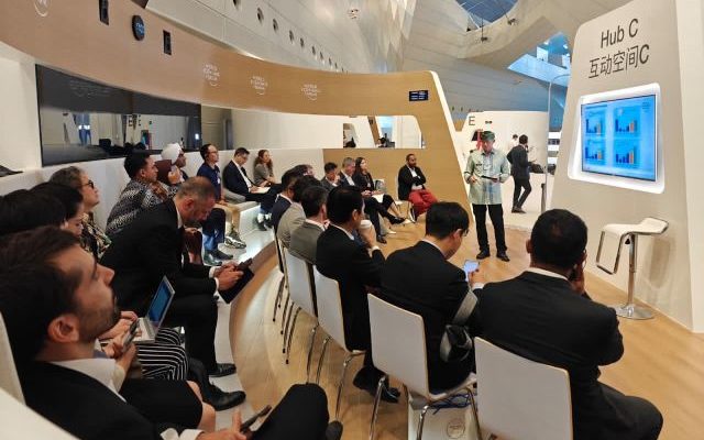 MENPAREKRAF PAPARKAN PRAKTIK BERKELANJUTAN PAREKRAF DI INDONESIA DI FORUM INISIASI WEF DI TIONGKOK
