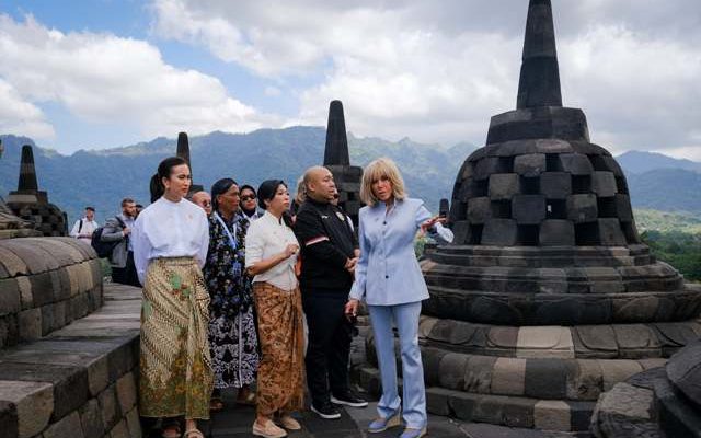 PRESIDEN DAN IBU NEGARA PERANCIS MENIKMATI KUNJUNGAN KE CANDI BOROBUDUR, SITUS WARISAN DUNIA UNESCO