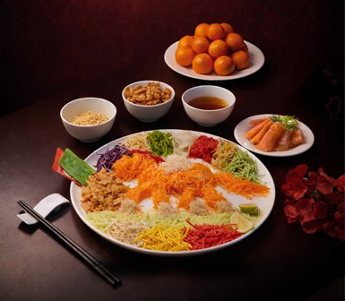 MENGENAL TRADISI LOU HEI YU SHENG PADA MALAM PERAYAAN IMLEK 2026 DI OAKWOOD HOTEL & APARTMENTS GRAND BATAM