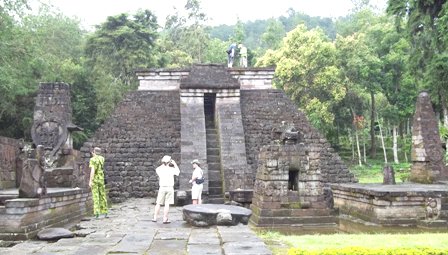 CANDI SUKUH: FAKTA ATAU MITOS EROTIS?